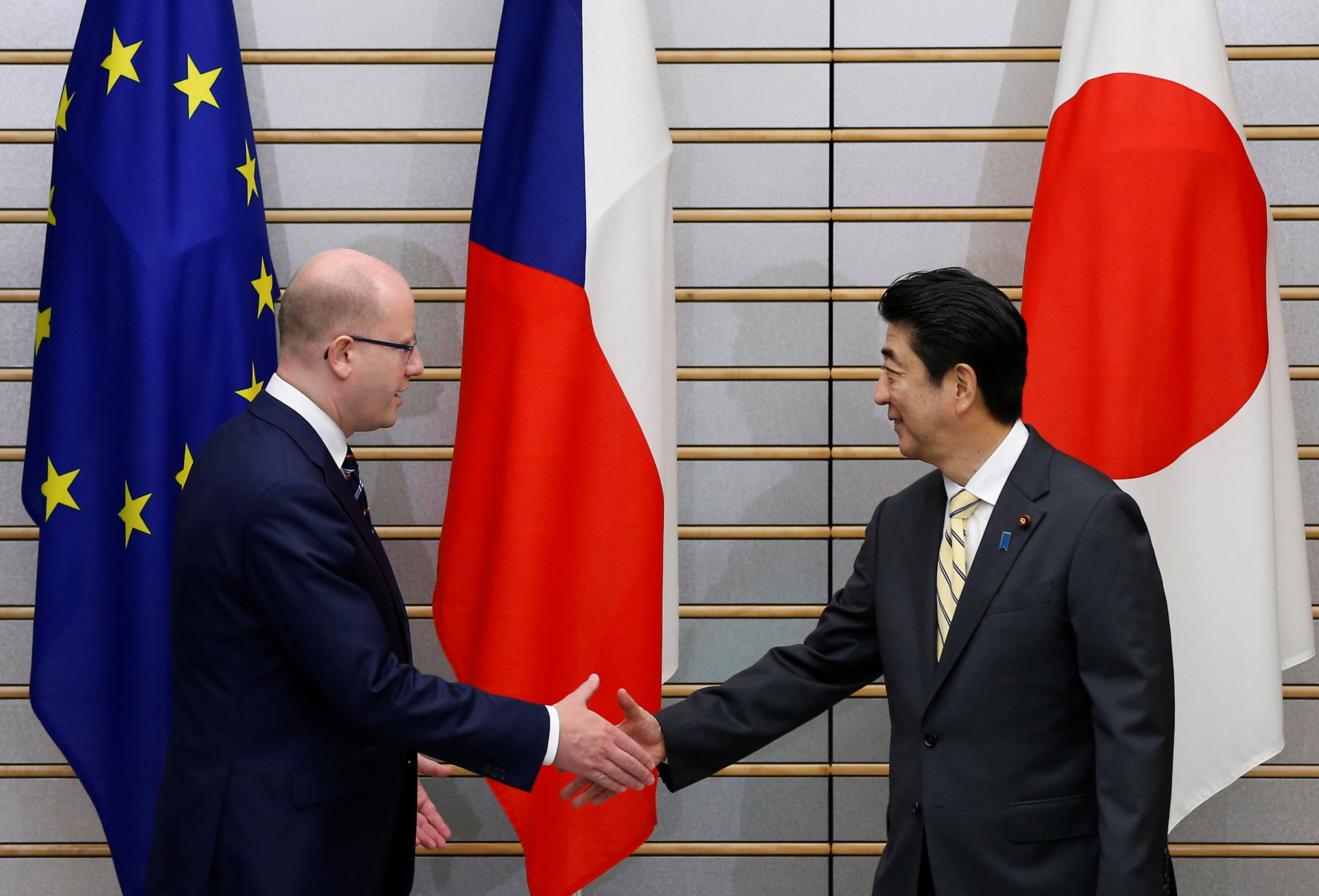 رئيس الوزراء اليابانى يصافح نظيره التشيكى
