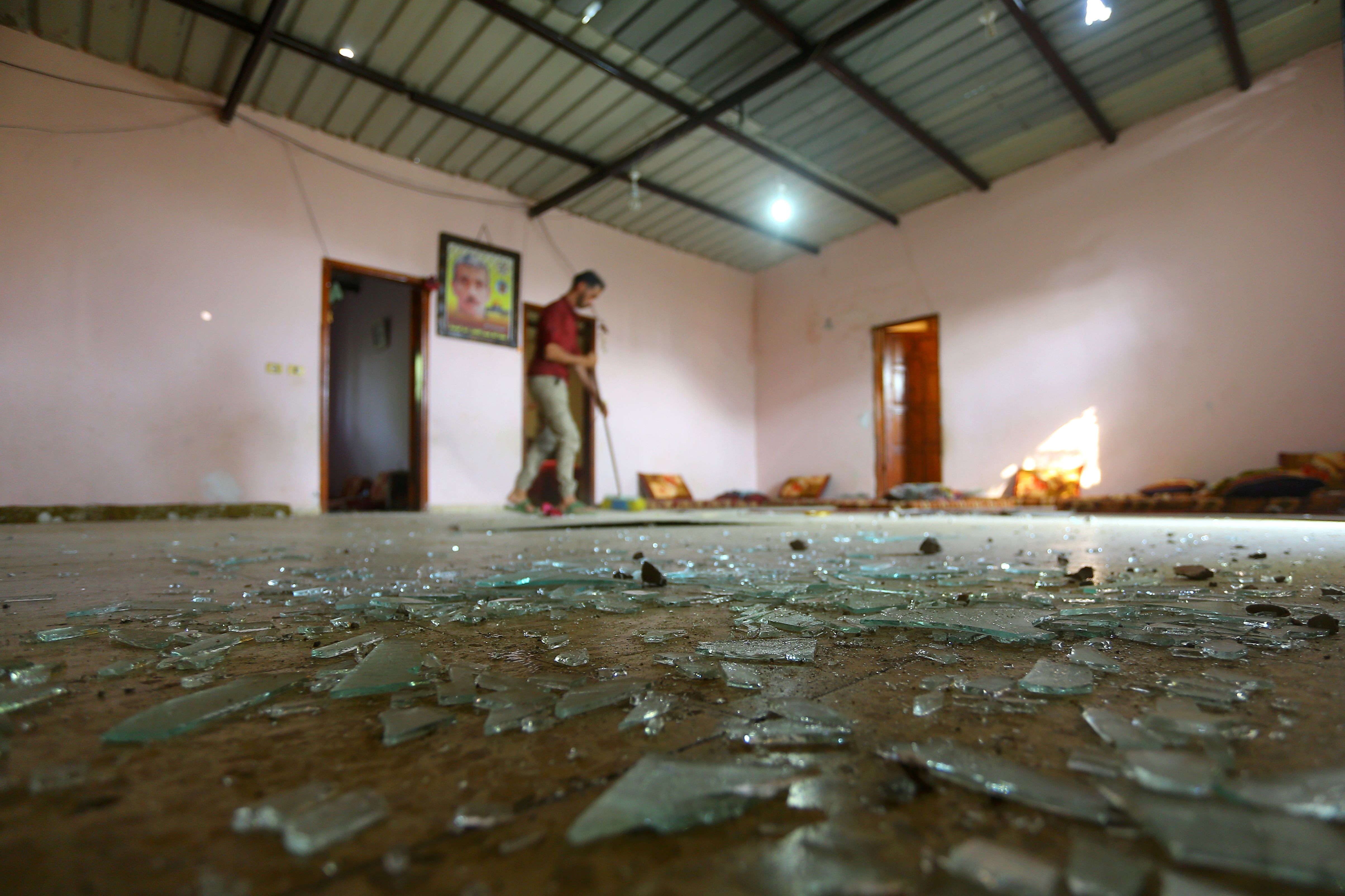 زجاج محطم داخل أحد المنازل عقب القصف الإسرائيلى