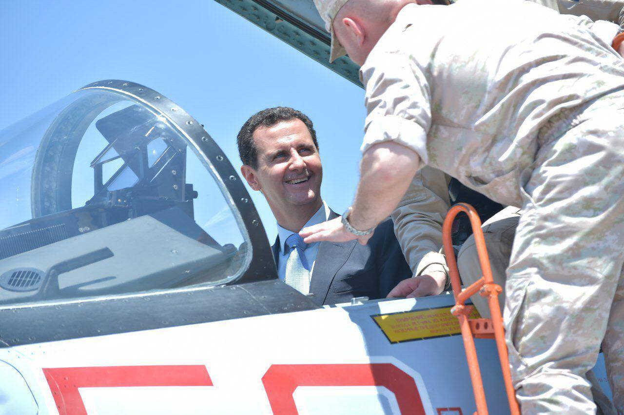 الأسد يبتسم لعسكرى خلال قيادته الطائرة
