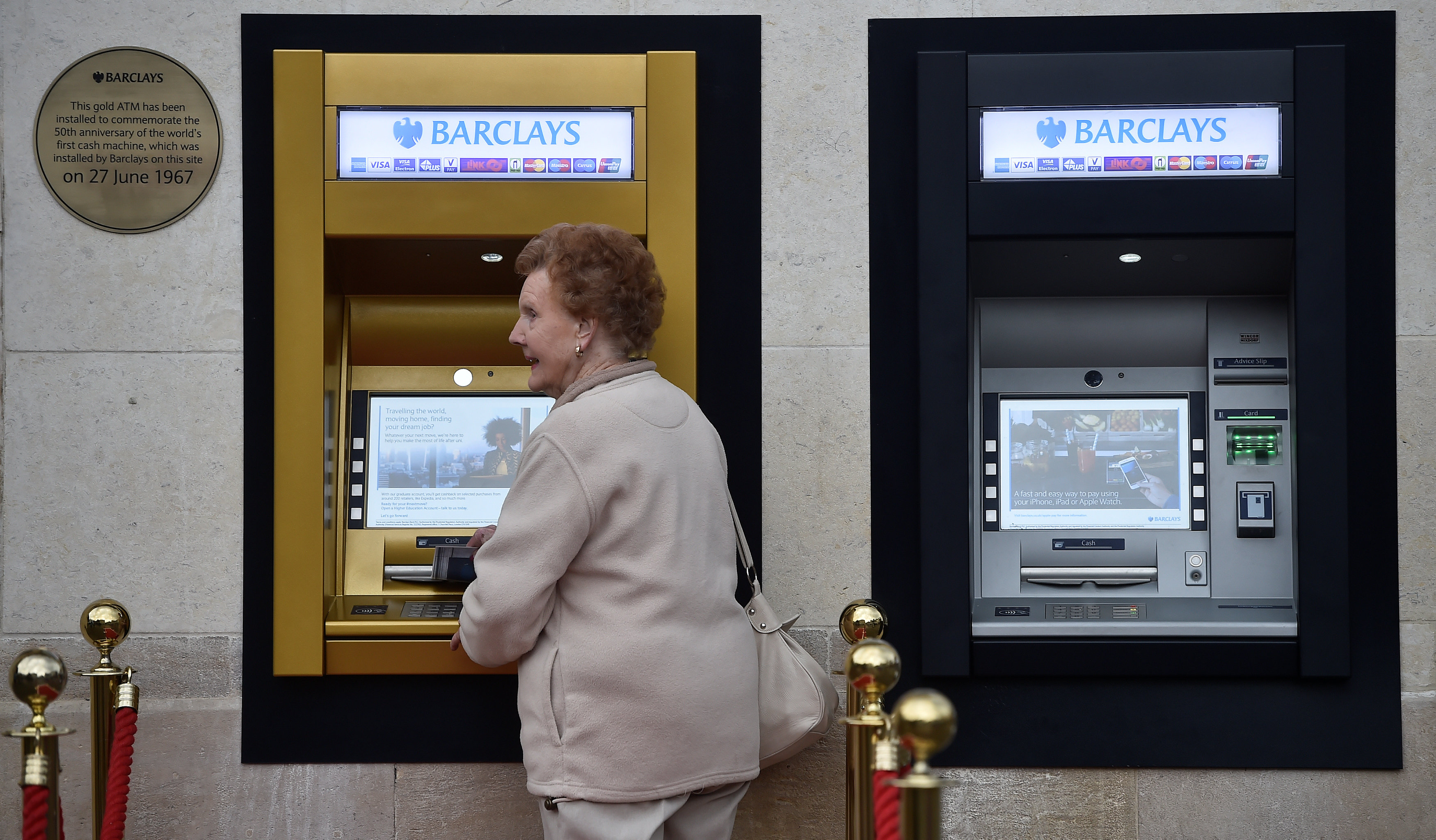 Первые банкоматы в ссср. Gold ATM 50. Первый Банкомат. Самый первый Банкомат. Банкоматы в Англии.