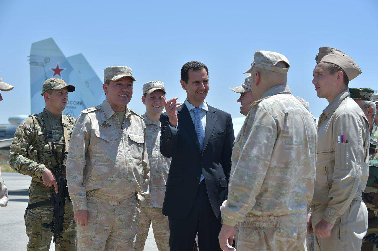 الأسد يرحب بجنود القاعدة الجوية الروسية فى حميميم