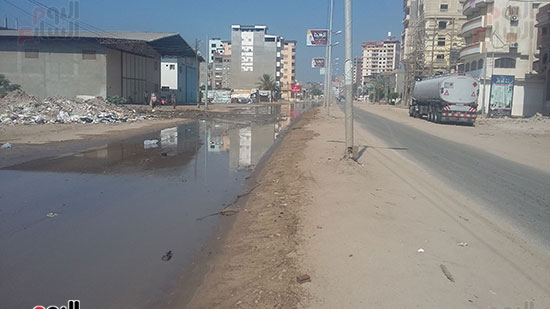 إحدى الشوارع الرئيسية الغارقة بمياه الصرف الصحى