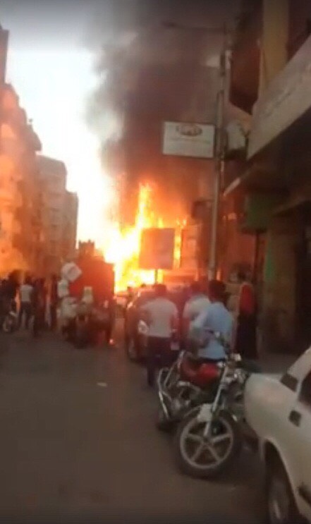 اشتعال النيران في خيمة بوسط مدينة بأسيوط (3)