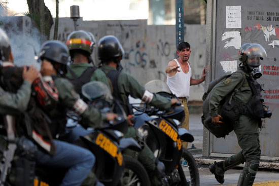 الشرطة الفنزويلية تفرق المحتجون