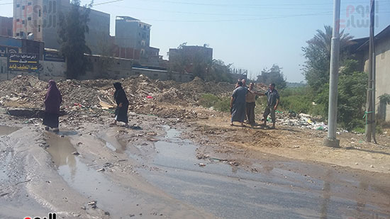 معاناة الأهالى فى تعدية الطرق نتيجة غرق الشوارع بمياه الصرف