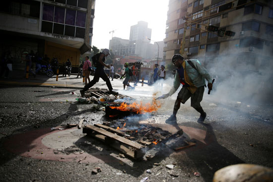متظاهر يضرم النيران فى شوارع العاصمة الفنزويلية