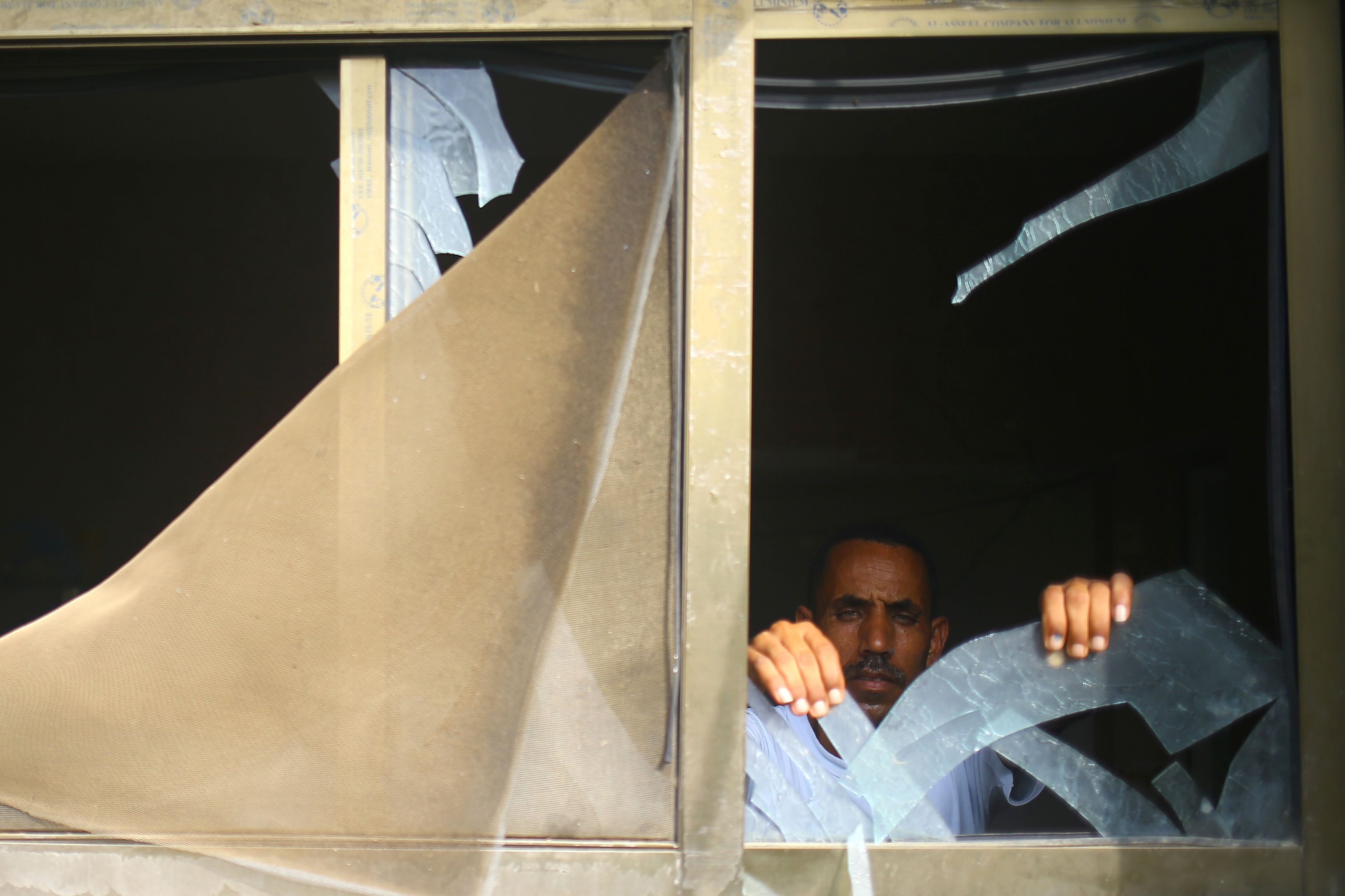 تحطم الواجهة الزجاجية لأحد المنازل نتيجة للقصف