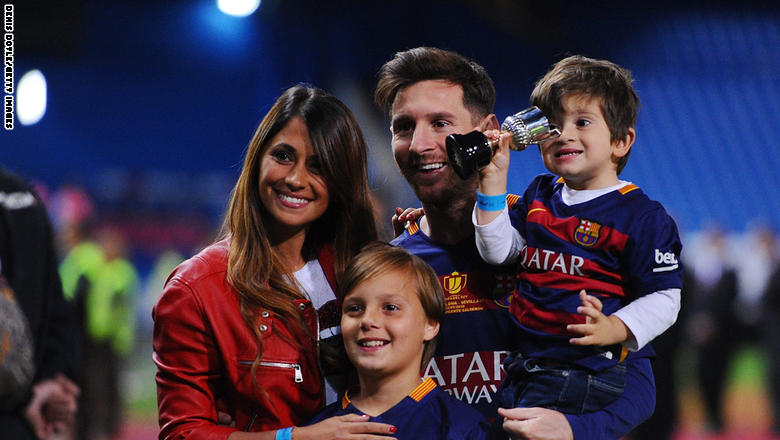 ميسي وأنتونيلا وابنهما تياغو يحتفلون بلقب كأس ملك إسبانيا عام 2016