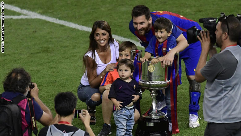 ميسي وأنتونيلا وابنهما يحتفلون بلقب كأس إسبانيا خلال الموسم الماضي