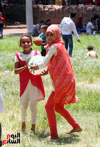 أطفال خلال لعب الكرة بالحديقة