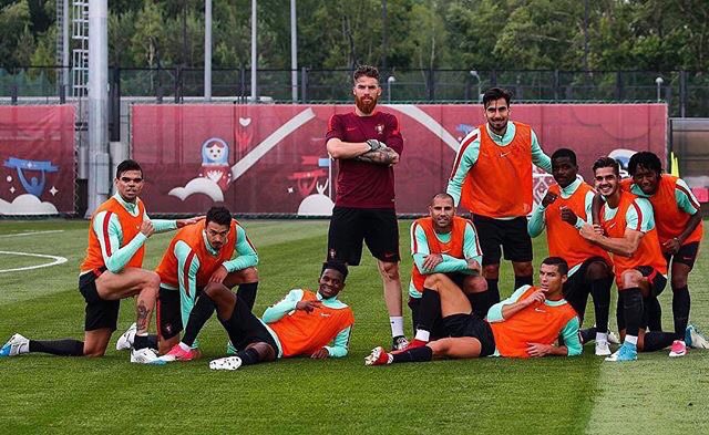 رونالدو مع لاعبى المنتخب البرتغالى