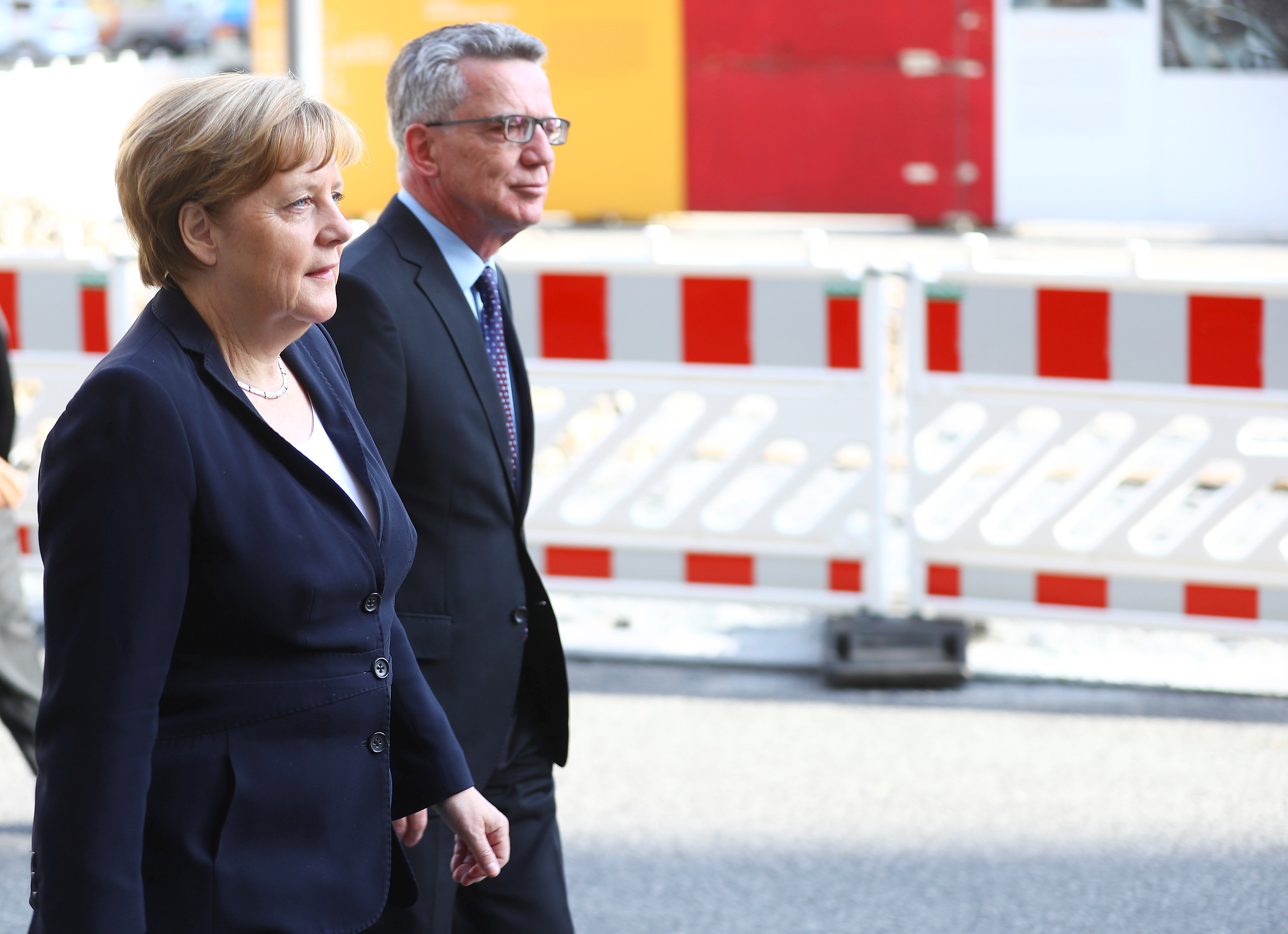 المستشارة الألمانية أنجيلا ميركل مع وزير الداخلية الألمانى