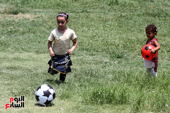  كرة القدم وفرحة الأطفال 