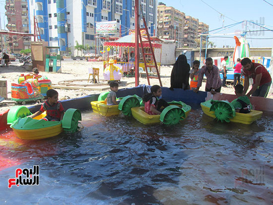  الأطفال يركبون عربيات بحوض به ماء سط فرحة غامرة