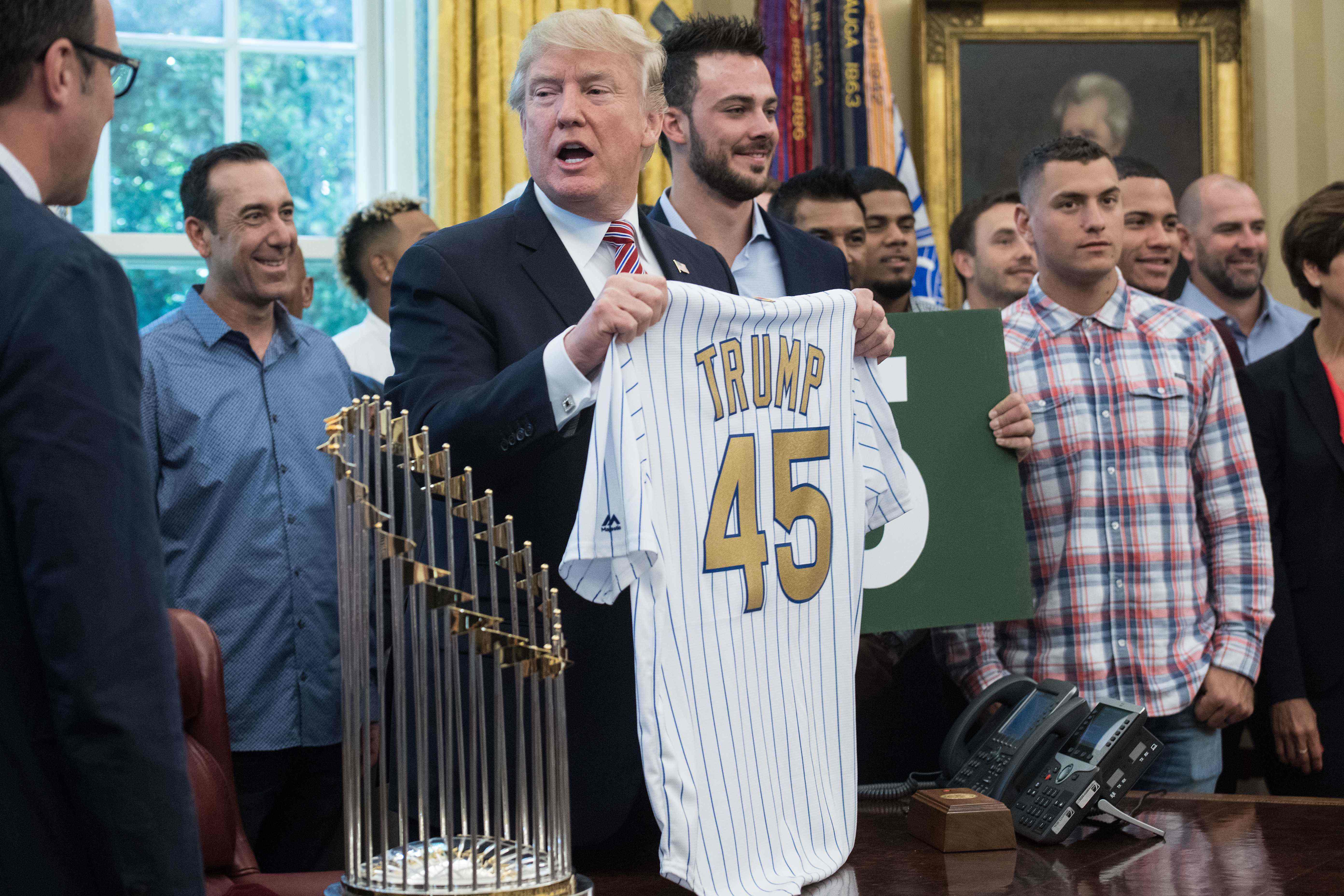 ترامب وقميص البيسبول