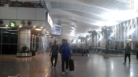 توافد بعثة الأهلى على مطار القاهرة استعدادًا للسفر إلى زامبيا (4)