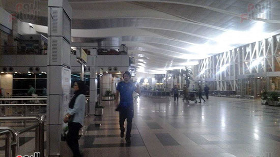 توافد بعثة الأهلى على مطار القاهرة استعدادًا للسفر إلى زامبيا (3)