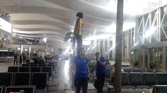 توافد بعثة الأهلى على مطار القاهرة استعدادًا للسفر إلى زامبيا (6)