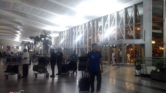 توافد بعثة الأهلى على مطار القاهرة استعدادًا للسفر إلى زامبيا (1)