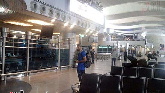 توافد بعثة الأهلى على مطار القاهرة استعدادًا للسفر إلى زامبيا (5)