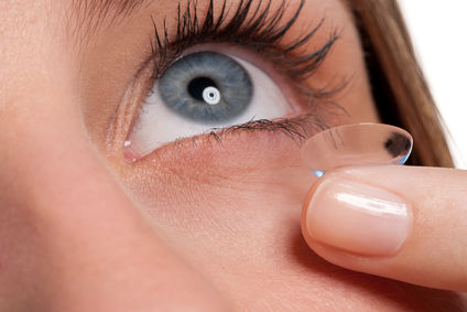 حافظى على نظافة العدسات اللاصقة قبل وضعها فى العين