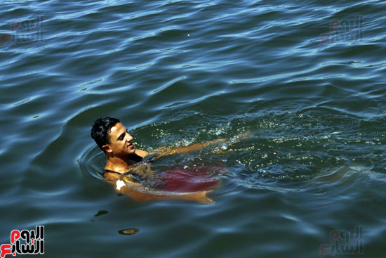 شاب يسبح بالبحيرة 