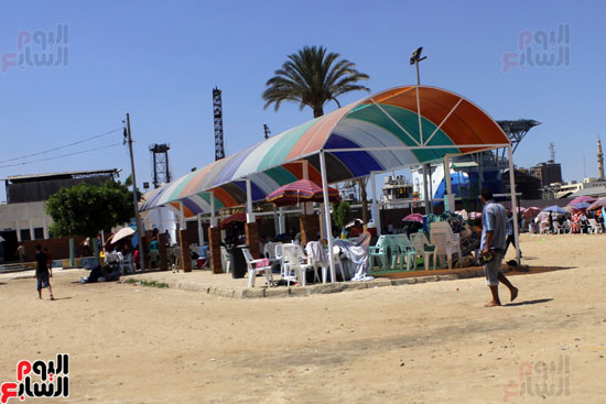 يجهز الشاطئ الرمال بمظلات خاصة بجانب المظلات القماشية 