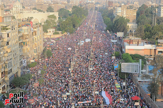 المصريون يحاصرون قصر الاتحادية