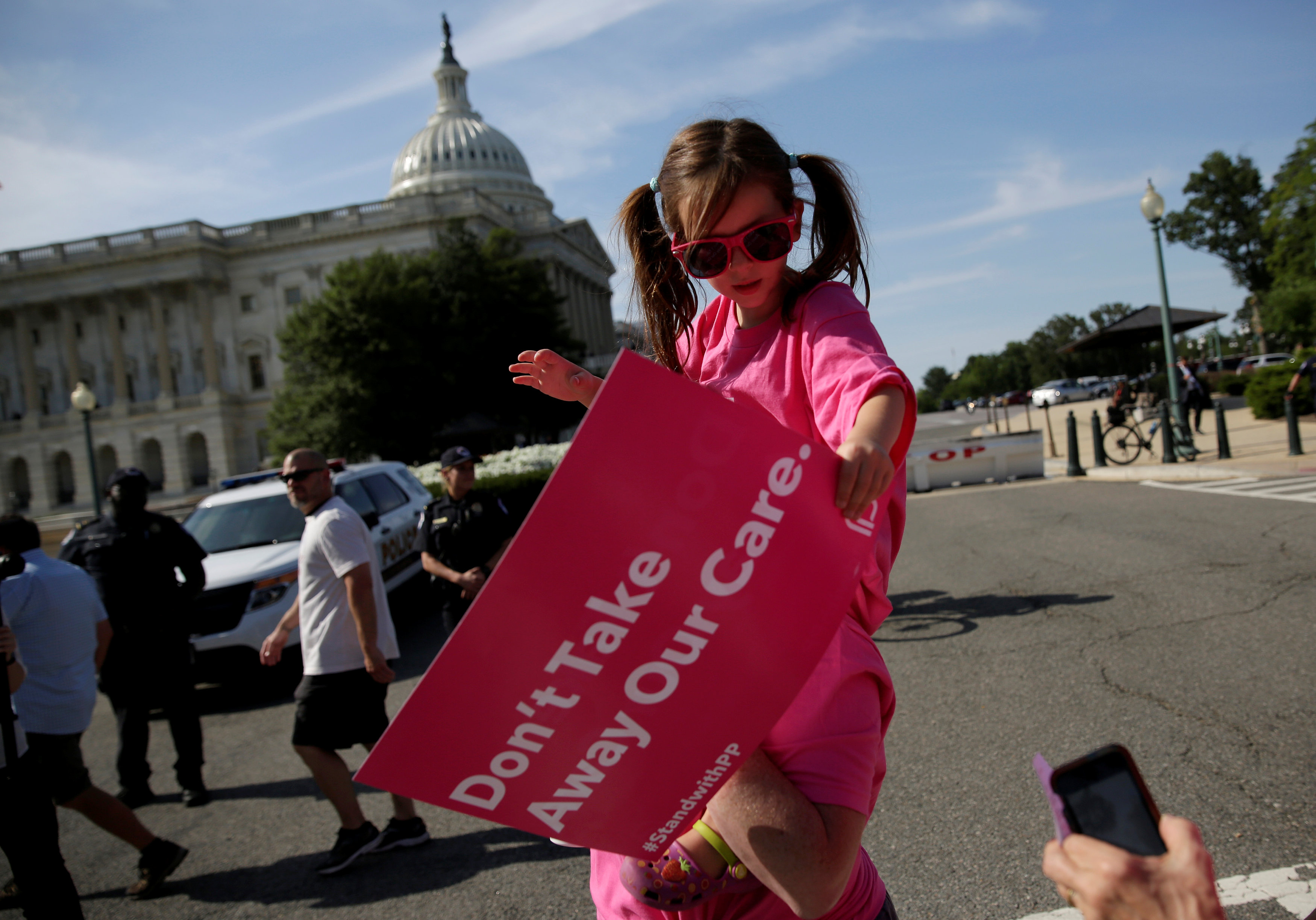 فتاة تتظاهر ضد إلغاء نظام الرعية الصحية فى أمريكا