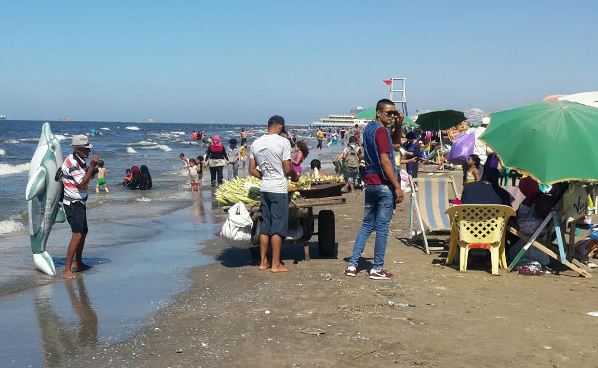 9-اقبال كثيف على شاطئ بورسعيد وتواجد لبائع الذرة