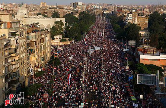 مئات الآلاف يحاصرون قصر الاتحادية للمطالبة برحيل مرسى