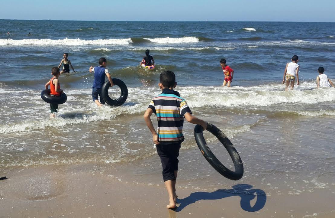 1-الاطفال يلعبون بالعوامات داخل مياه شاطئ بورسعيد