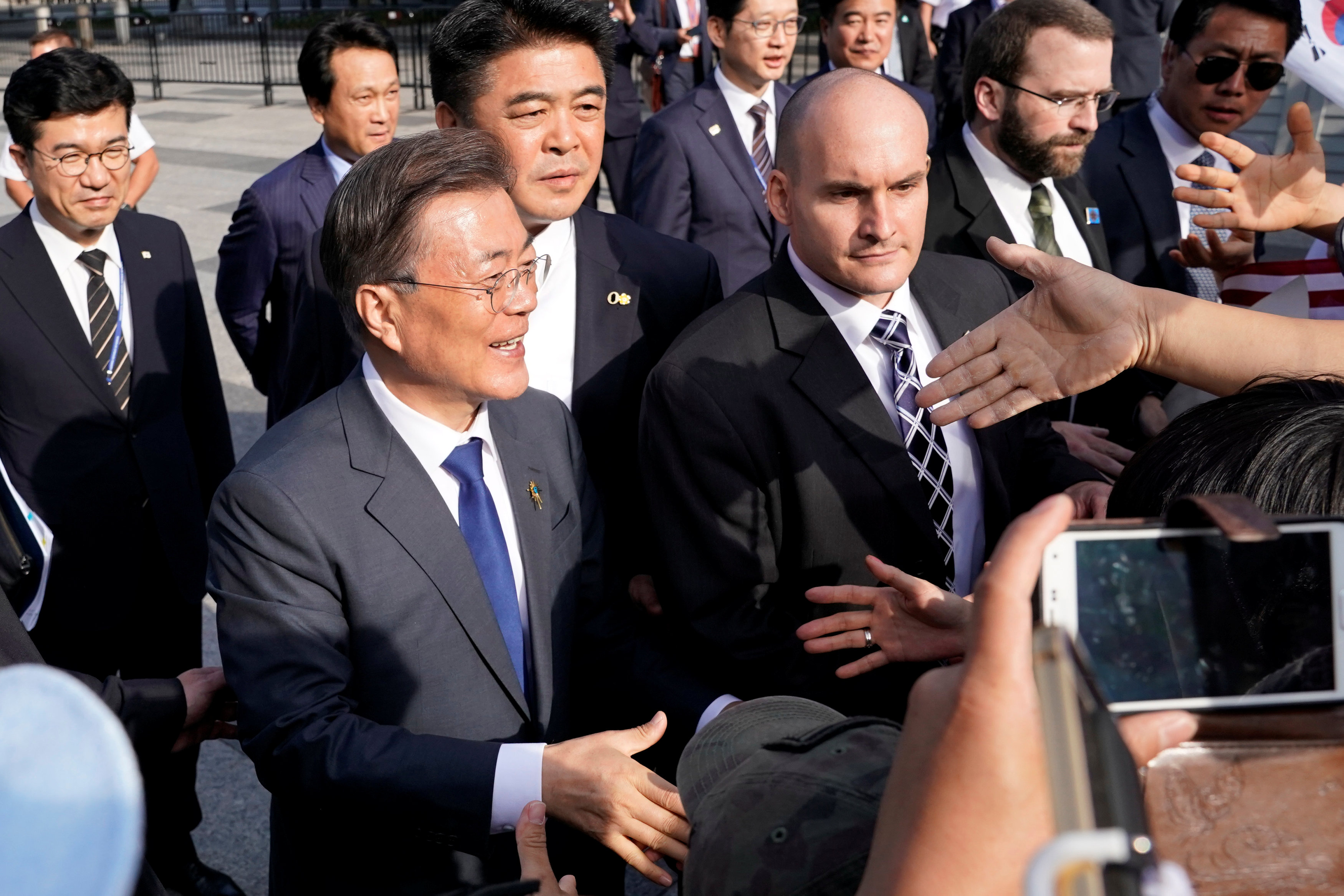 رئيس كوريا الجنوبية يرحب بانصاره