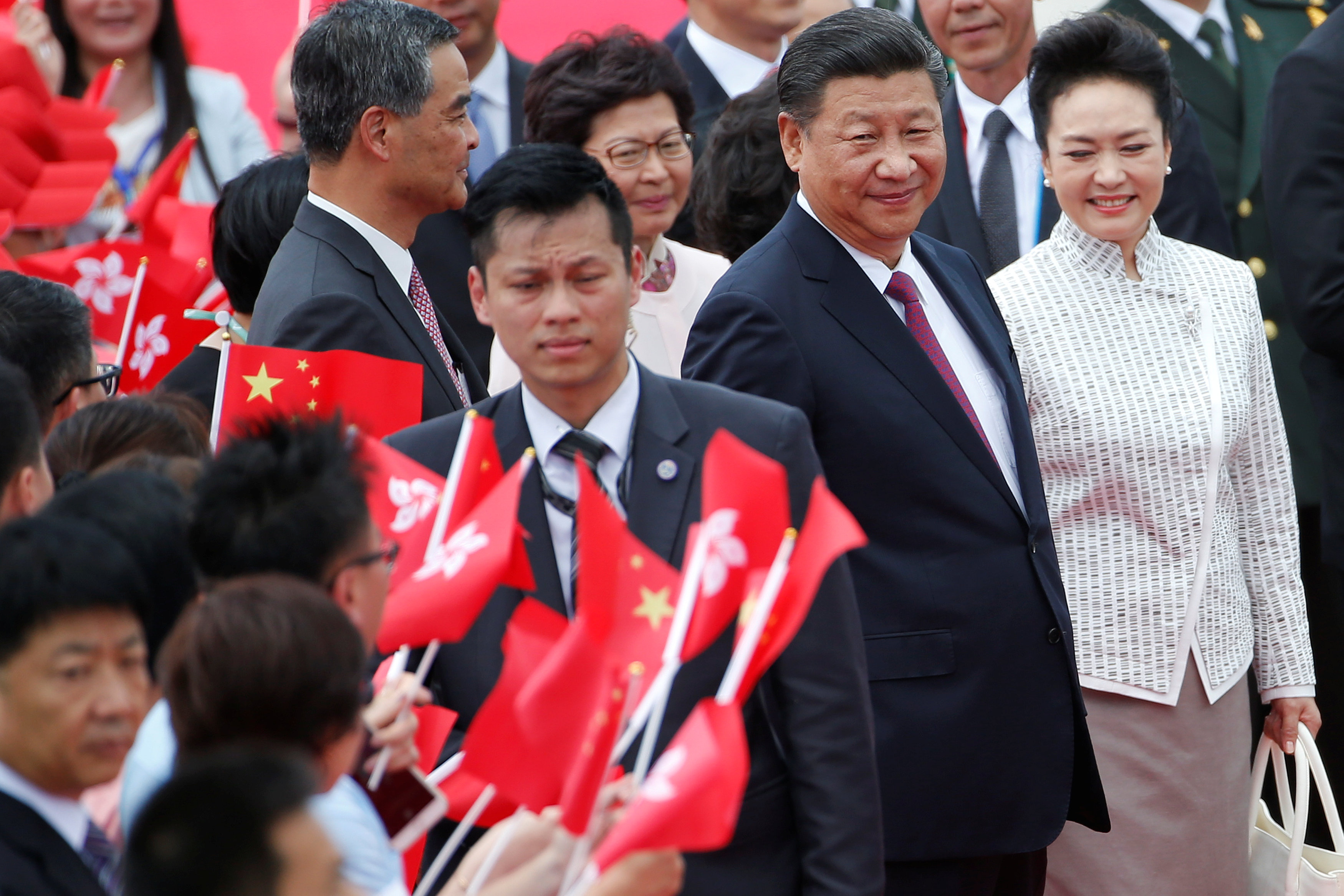 أعلام الصين تزين وصول الرئيس إلى هونج كونج