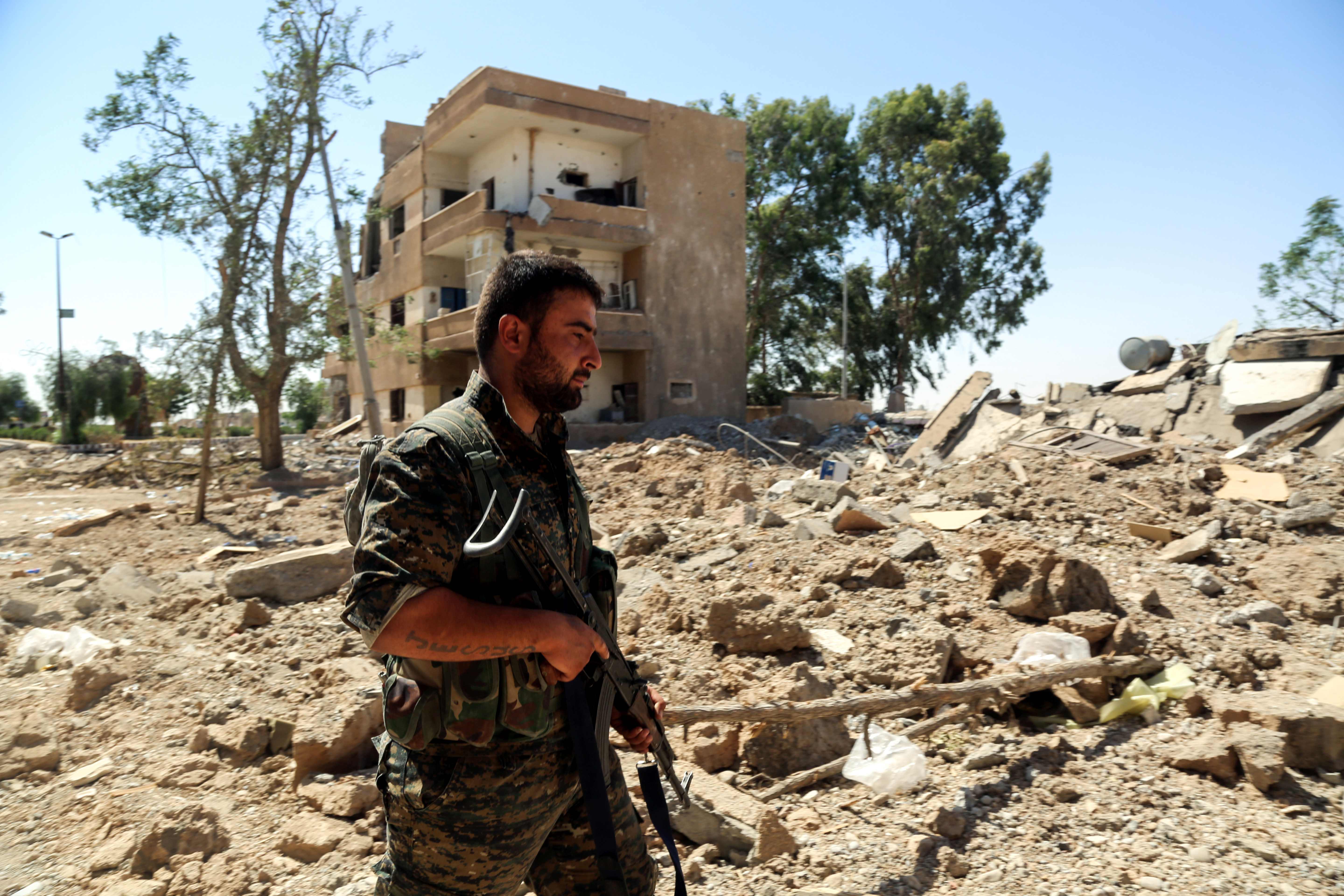 مقاتل بالجيش السورى الديمقراطى