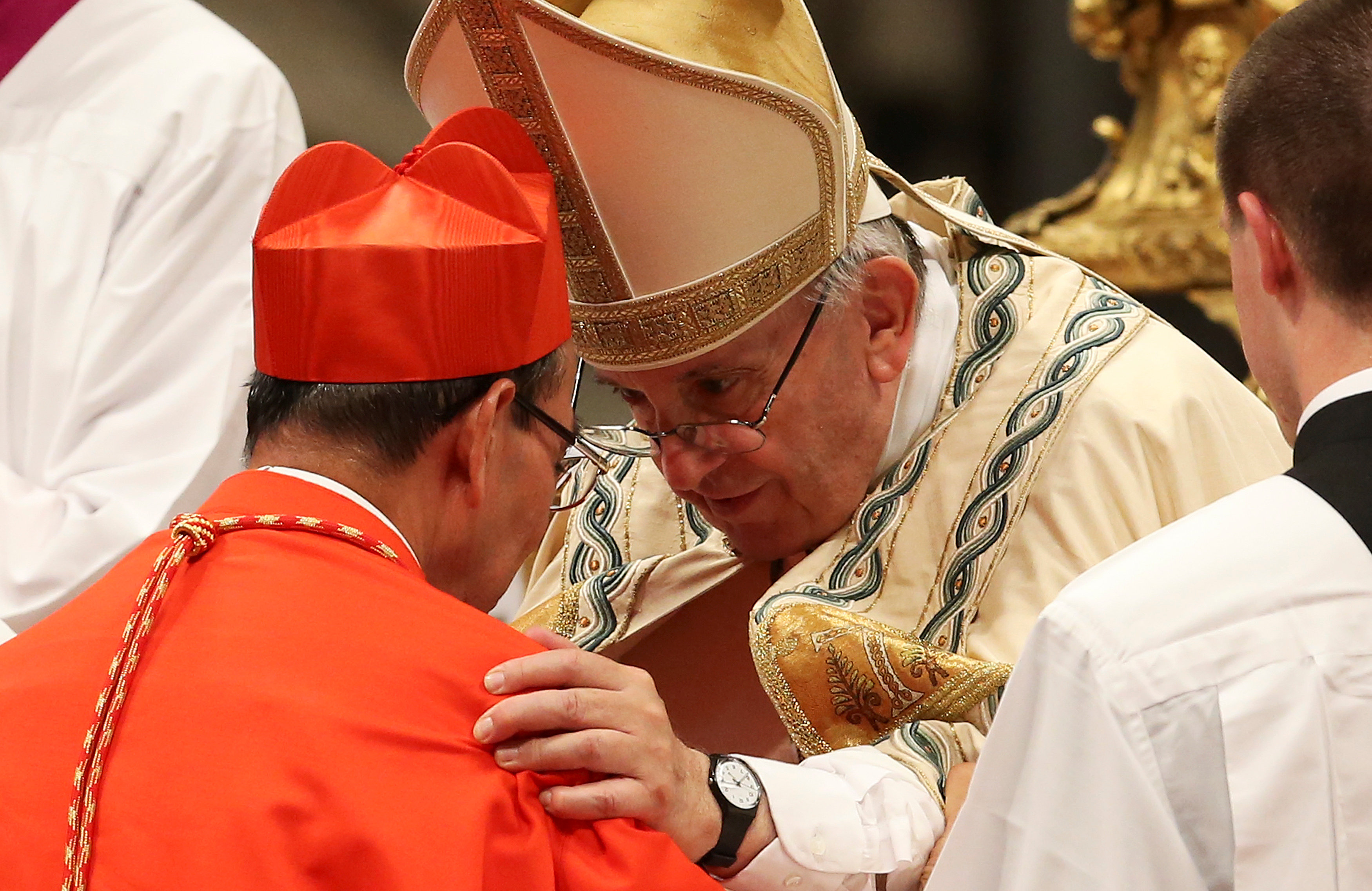 البابا فرانسيس يتحدث إلى أحد الكهنة