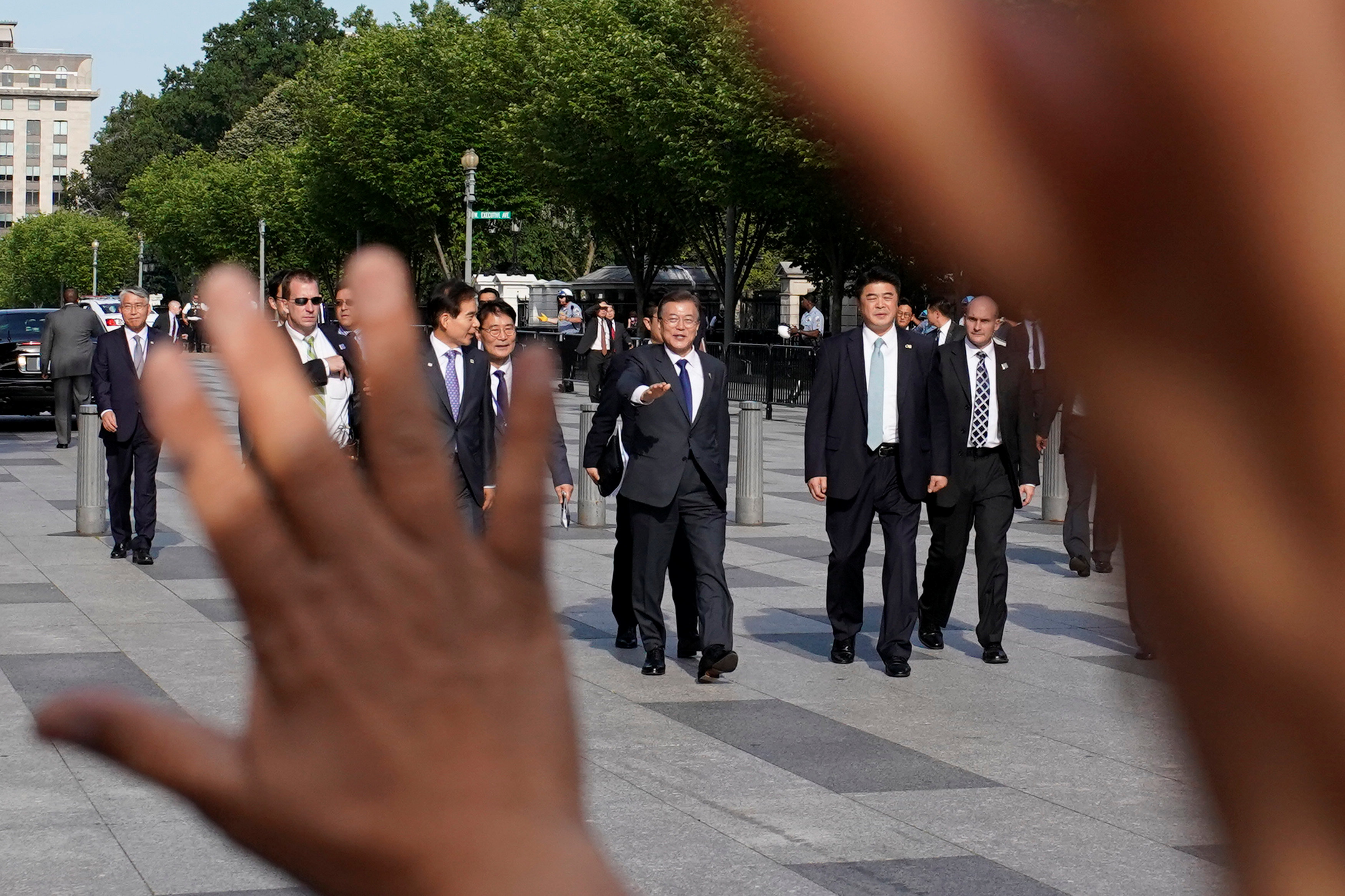 رئيس كوريا الجنوبية يتجول فى شوارع واشنطن قبل لقائه ترامب