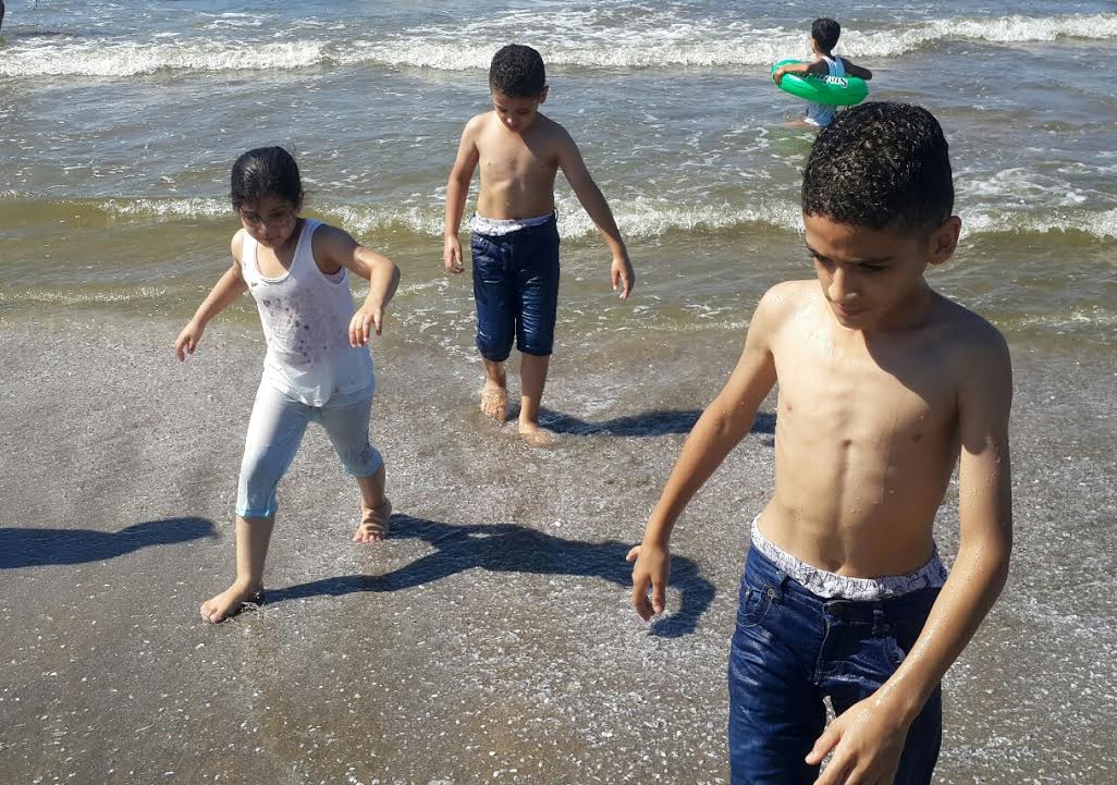 8-الاطفال يلعبون بالشاطئ