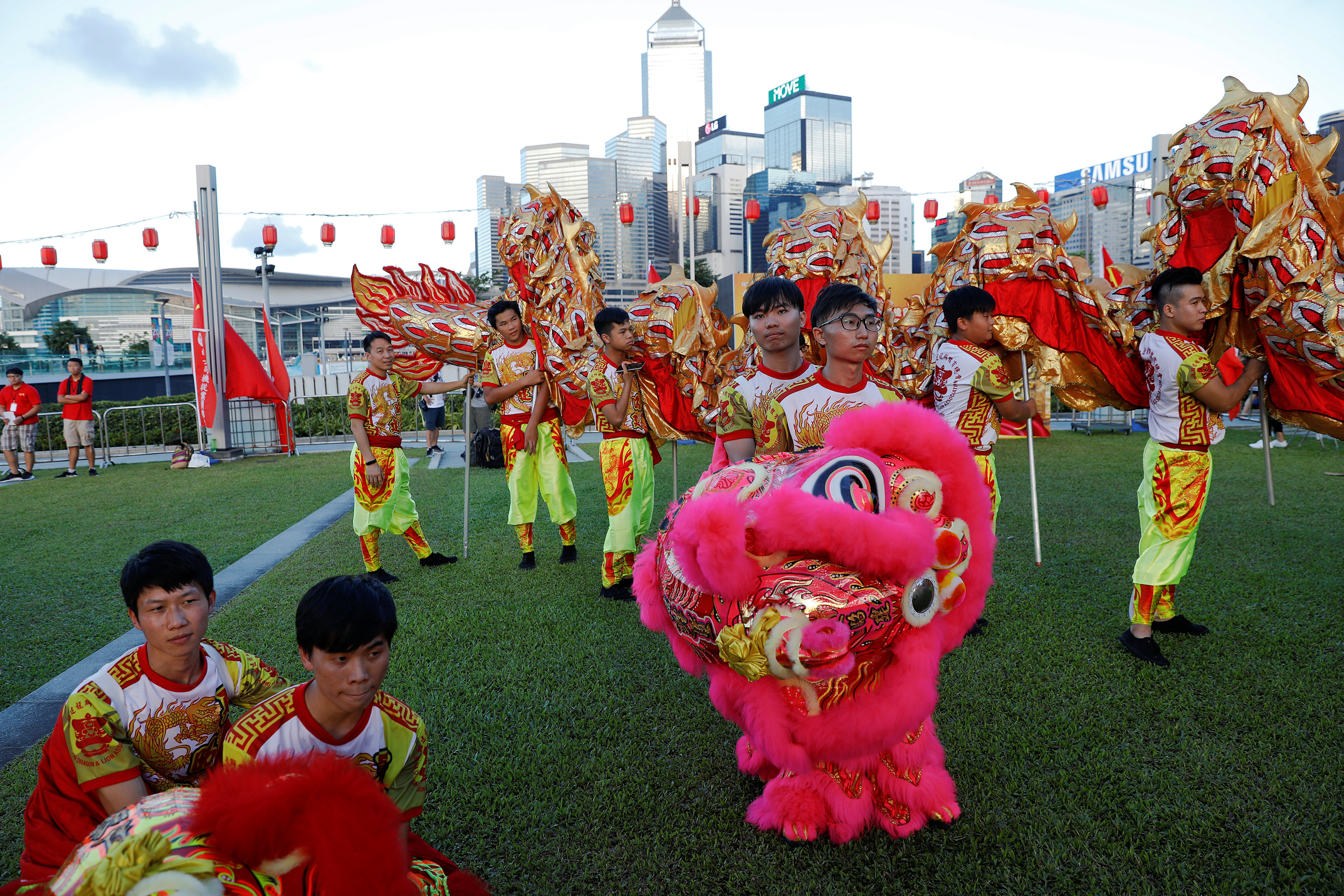 احتفالات الصينيين بالذكرى الـ 20 لعودة هونج كونج للصين