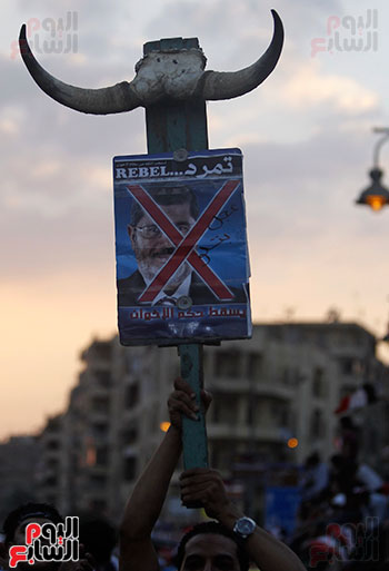 قرون تعتلى صورة مرسى بثورة 30 يونيو