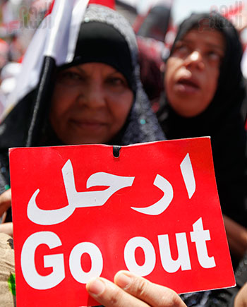 سيدة مصرية تطالب مرسى بالرحيل