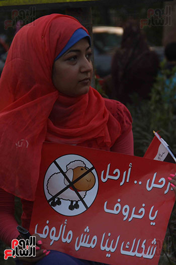 فتاة مصرية تطالب الخروف بالرحيل