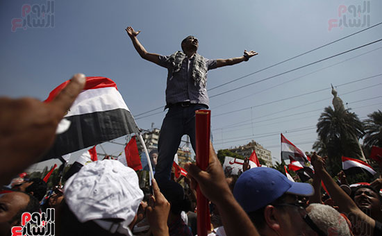 هتافات الثورة تطالب برحيل الإخوان