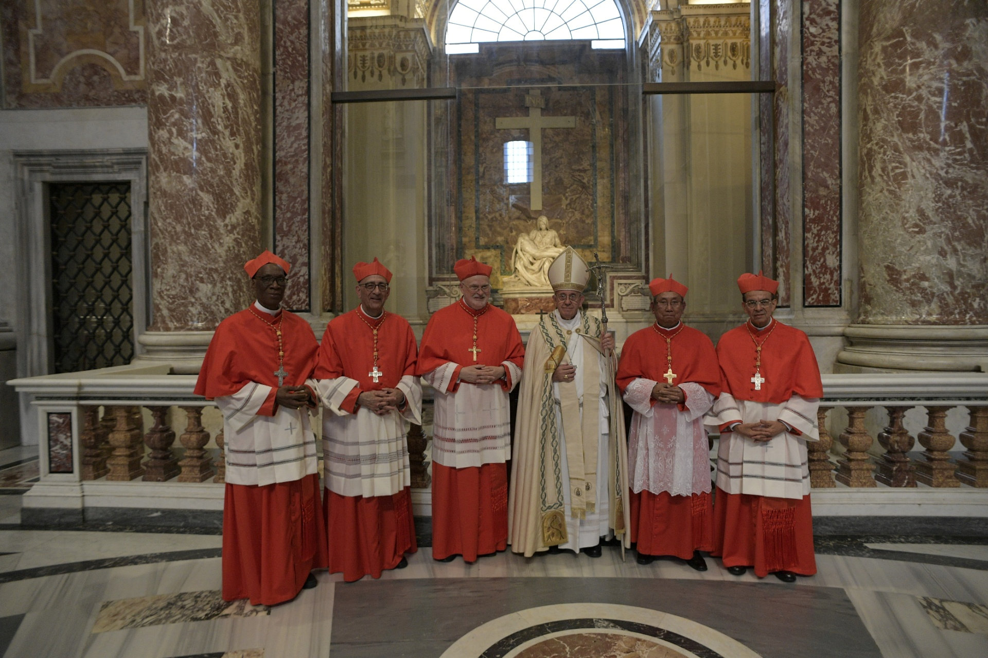 البابا فرانسيس مع الكهنة