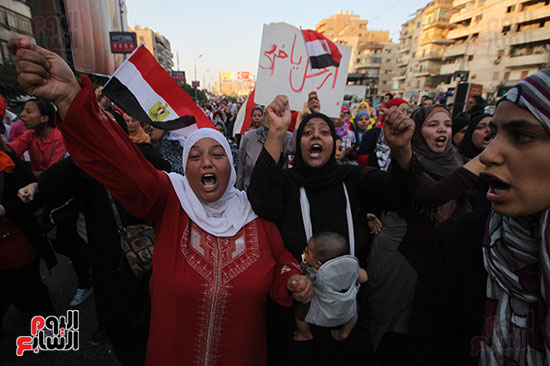 سيدة مصرية تحمل رضيعها بتظاهرات ثورة 30 يونيو