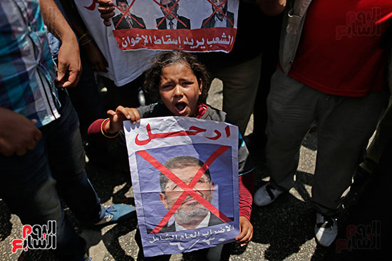 طفلة تشارك بالتظاهرات وتهتف بإسقاط الإخوان