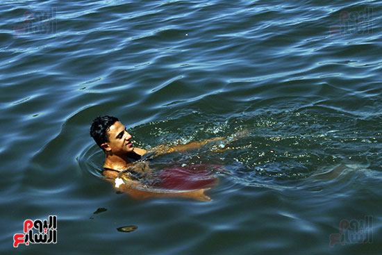 شاب يسبح بالبحيرة 