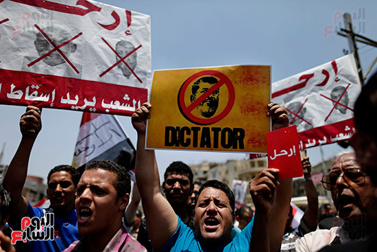 المصريون يطالبون الديكتاتور مرسى بالرحيل