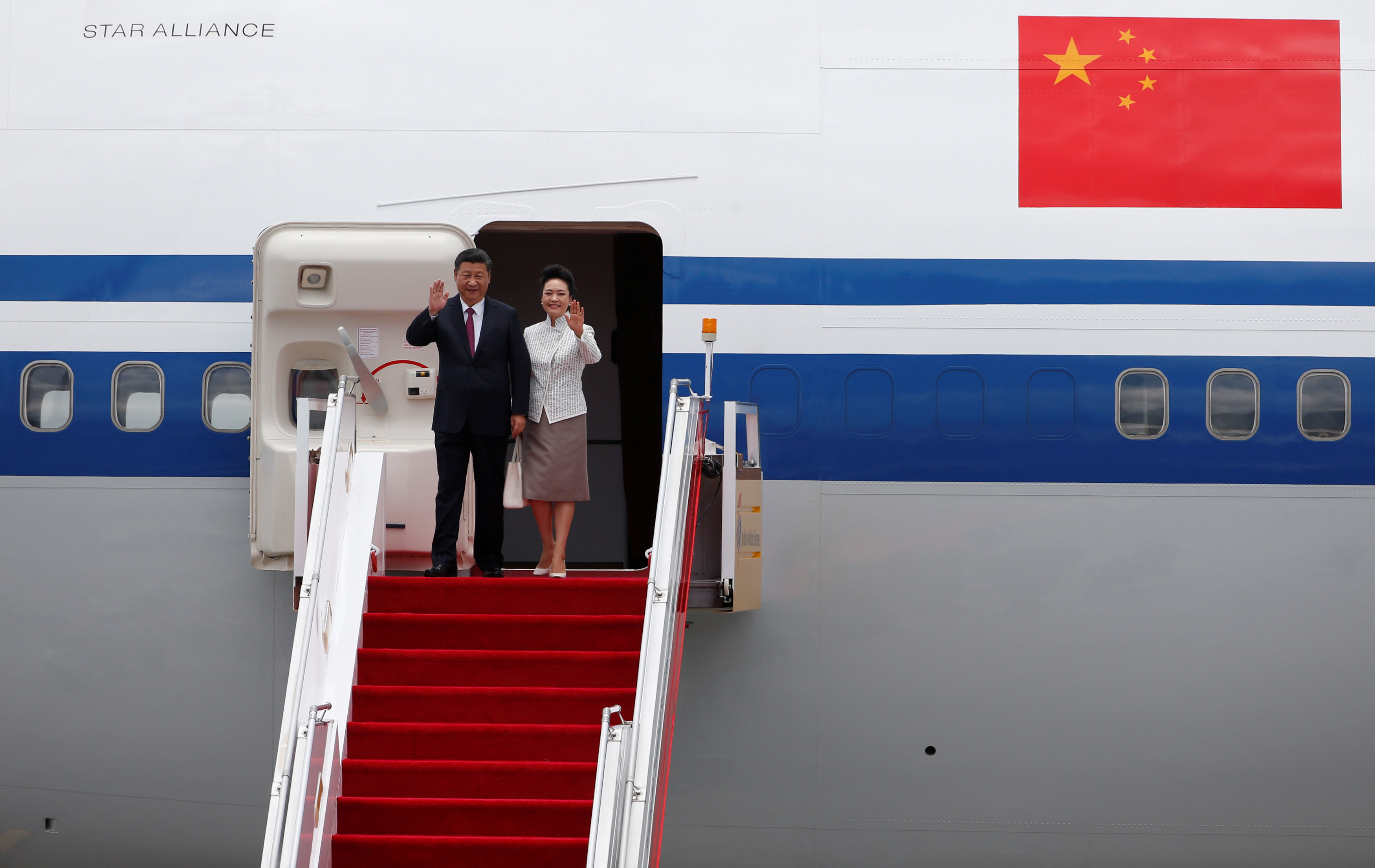 وصول الرئيس الصينى وزوجتة إلى هونج كونج