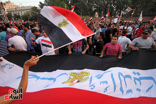 الثوار يرفعون شعار "مصر أم الدنيا"